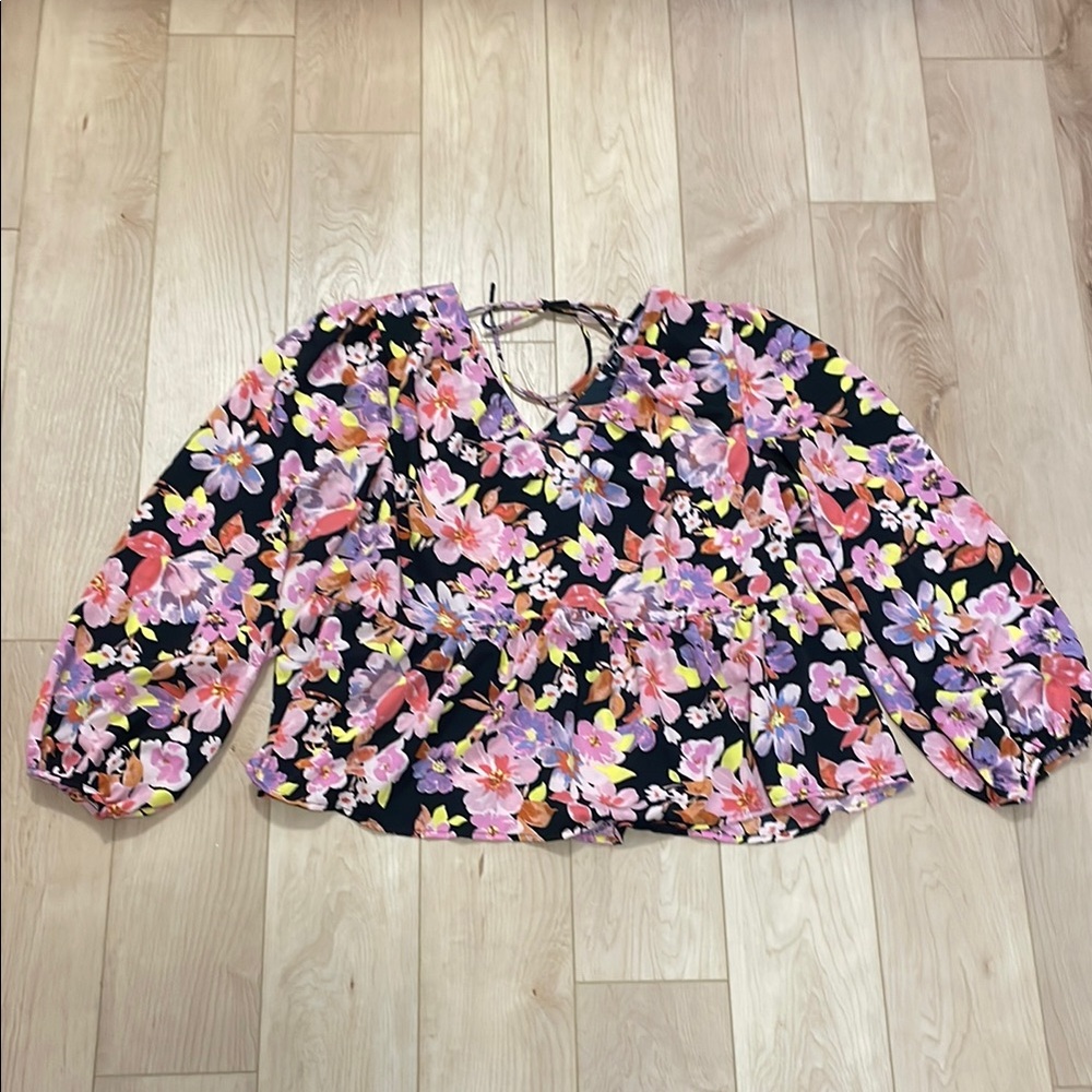 NWT Vero Moda Floral V-Neck Blouse - Picture 3 of 12